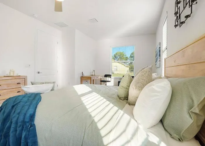 Luxury King Suite, 3Br 2Ba, Beach Vibe, Top-Tier Amenities, Prime Location